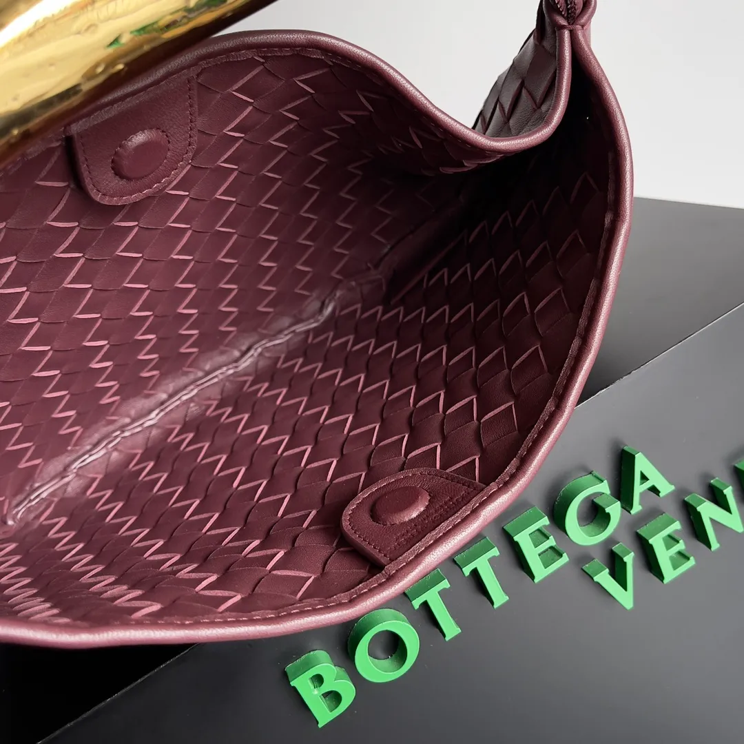 Batch 1760, ready for sale. Inspired by the 20th century modern sculptor Brancusi's work "Birds in the Sky". Muse brass handles, unique craftsmanship, make each handle unique, thus reflecting the precious sense of sculpture. Carrying Sardine in hand creates a high-end and modern look! The Sardine handbag uses Intrecciato weaving to highlight the heritage of the brand's craftsmanship. The handle design forms a strong contrast and presents an artistic design concept. The finishing of the Muse brass decorative layer is completed by multiple processes. The exquisite craftsmanship makes each handle unique. Style number: 7468 Size: 33*3*24